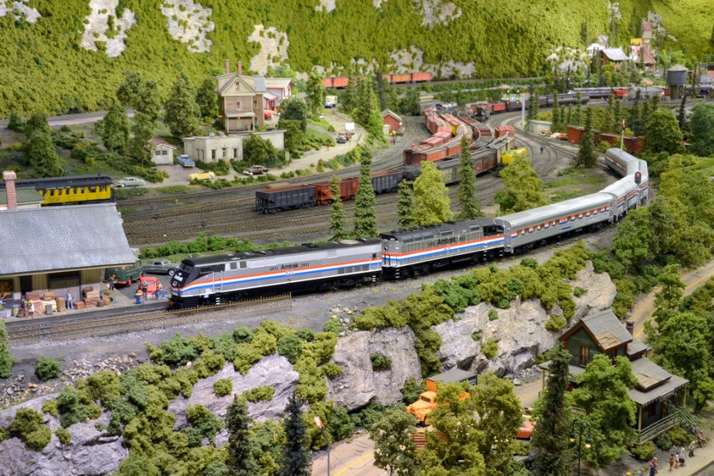 The HO scale model Exhibit Train negotiates a sweeping “S” curve 