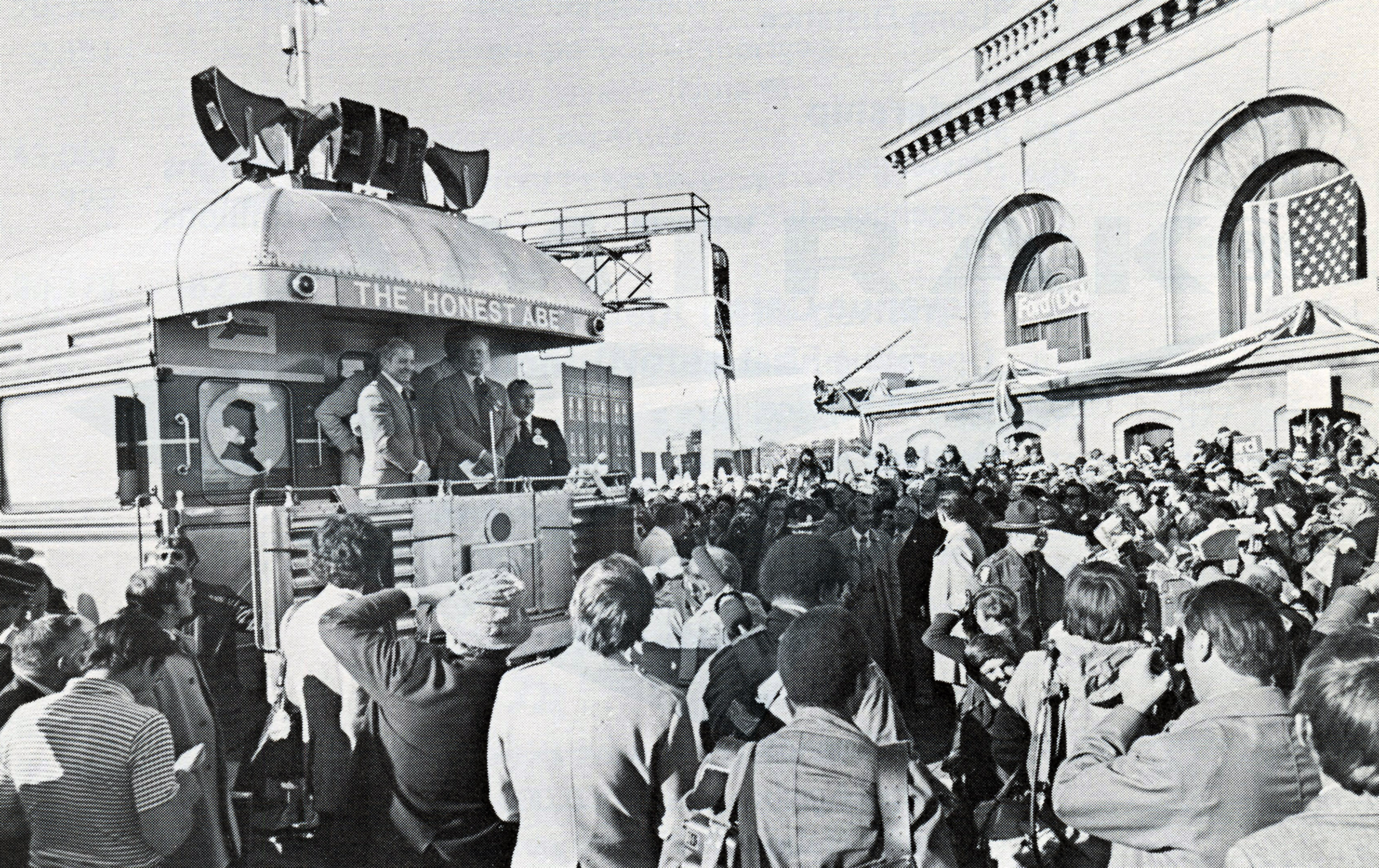 https://history.amtrak.com/archives/president-gerald-ford-greets-supporters-in-joliet-ill/@@download/item/BW%20Photo_President%20Ford_1976%20AR_Amtrak_WM.jpg